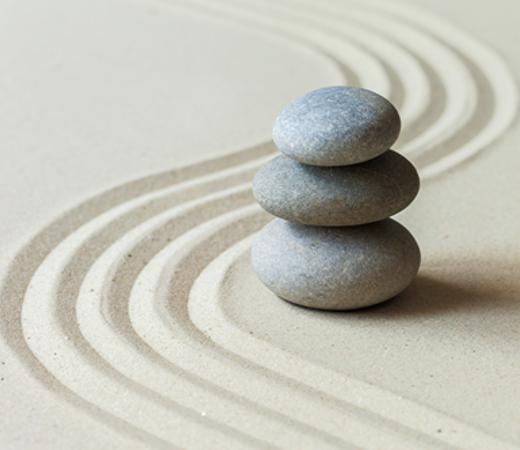 Sand Mit Spuren Und Daneben 3 Steine Übereinander