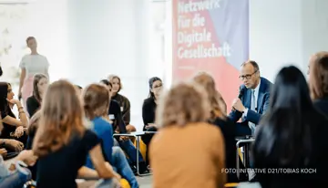 Bundeskanzler Merz beim Girlsday in Diskussion.png