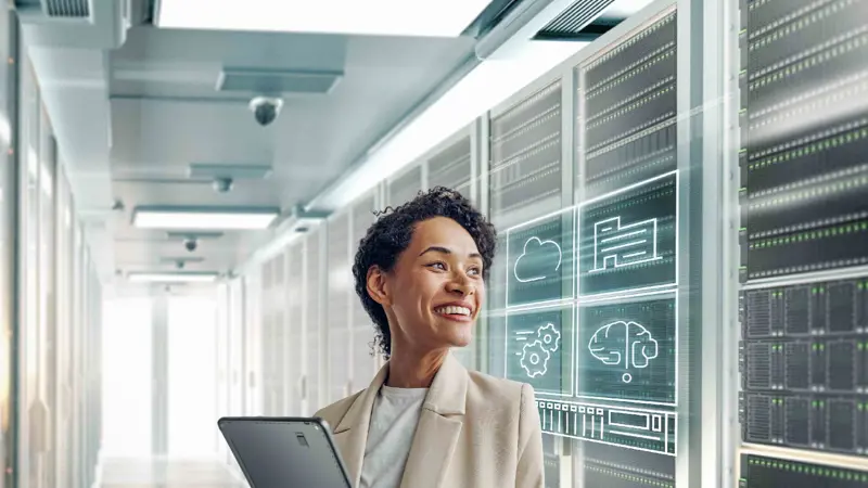 Woman in a datacenter holding a notebook (Windowsserver25)